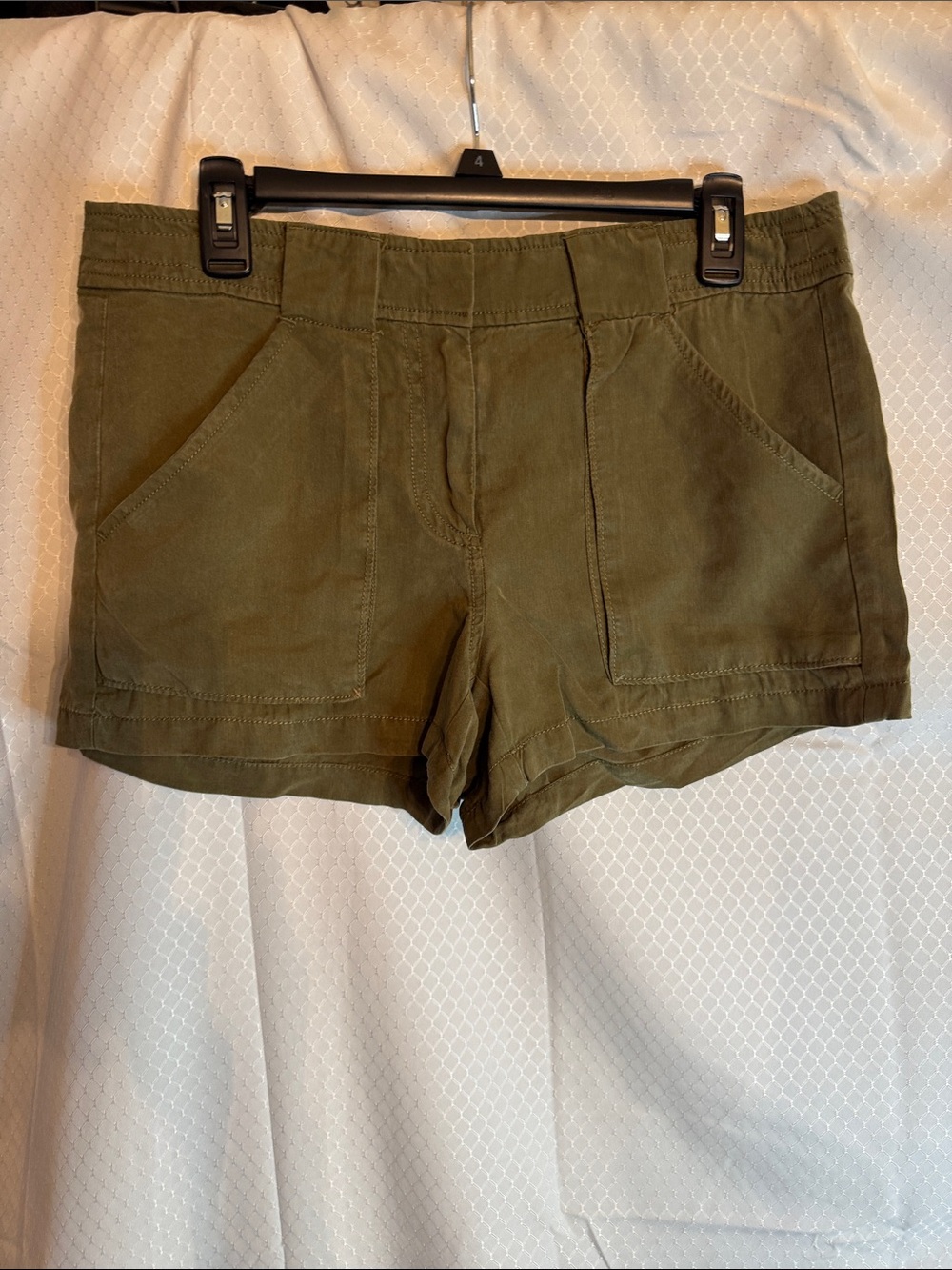 Ann Taylor loft olive green size 6 shorts